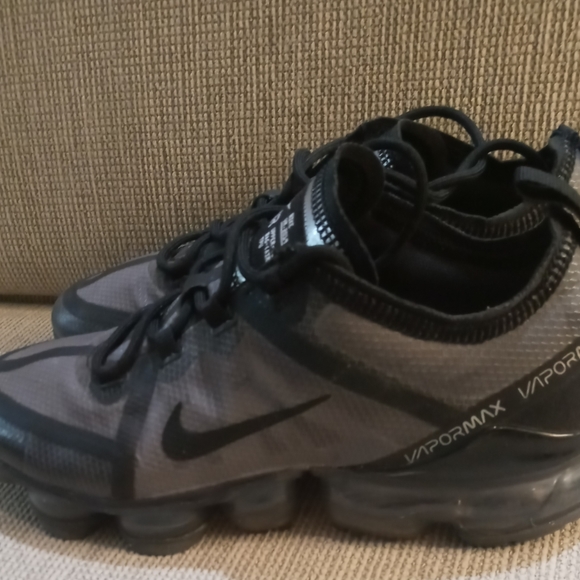 ghost black vapormax